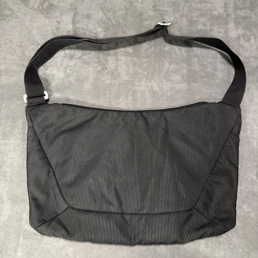 Thule Sling Dotted Black Messenger Bag Transit Work Laptop Crossbody